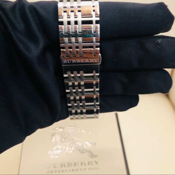 BURBERRY WATCH SILVER WITH ORIGINAL BOX - Picture 6 of 11